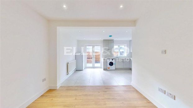 4 bedroom end of terrace house to rent - Photo 1