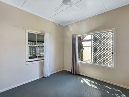 Charming Byron Beach House in the Heart of Town - Photo 4