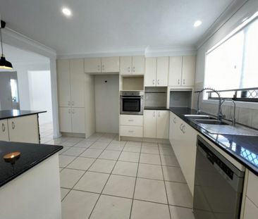 Spacious Family Home With Pool - Photo 3