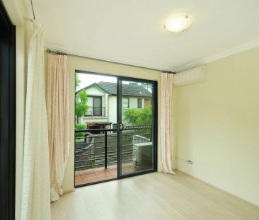 Convenient Townhouse - Photo 5