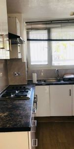 Room in a Shared Flat, Hersham Close, SW15 - Photo 3