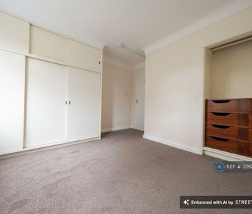 3 bedroom flat to rent - Photo 4