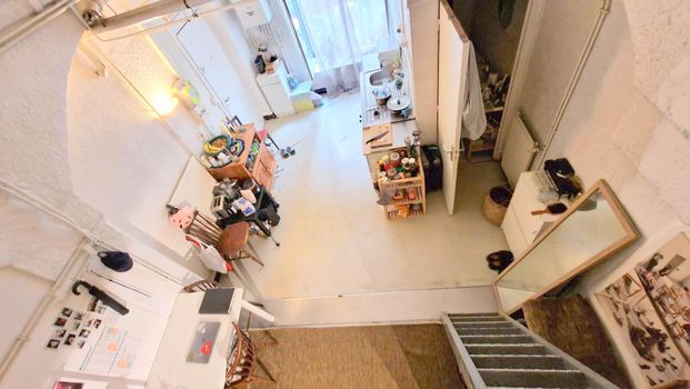 STUDIO en RDC : donne sur une cour intérieure arborée. Disponible ! - Photo 1