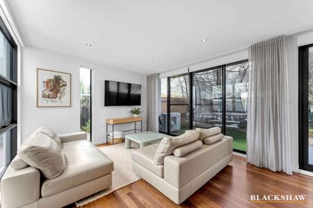 Stylish townhouse 2.5kms from the Parliamentary Triangle - Photo 4