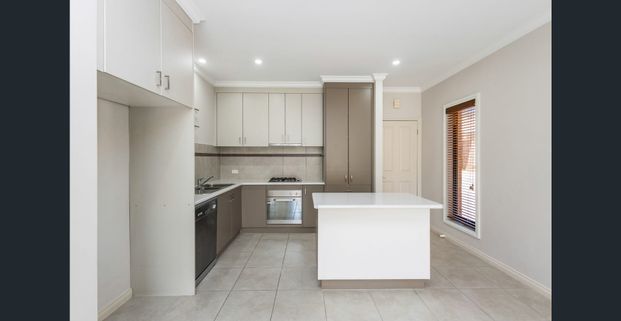 MMACULATE TOWNHOUSE - CLOSE AND CONVENIENT - Photo 1