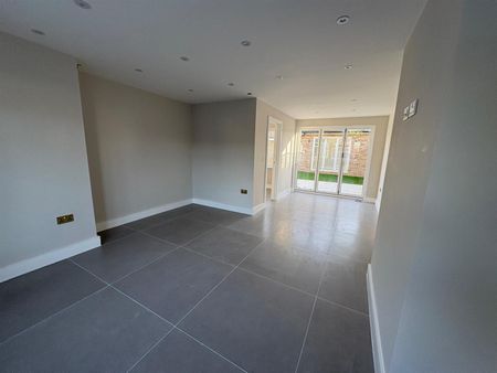 4 bed house to rent in Wych Elms, Park Street, AL2 - Photo 2
