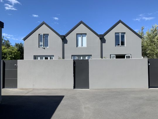 2 plus bedroom 2 level townhouse in wonderful area - Photo 1