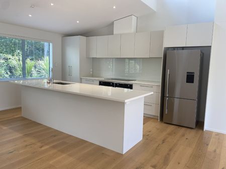 Modern Family Home - Photo 3