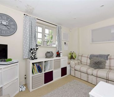 Character cottage offering excellent living space in a charming set... - Photo 6