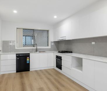 Renovated Three Bedroom House with Study & Sun Room - Photo 4