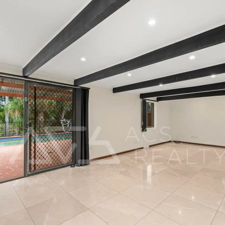 TWO-BEDROOM HOUSE WITH SWIMMING POOL IN PRIME CASTLE HILL LOCATION - Photo 3