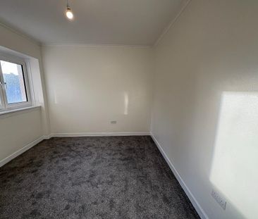 3 bedroom flat to rent - Photo 3