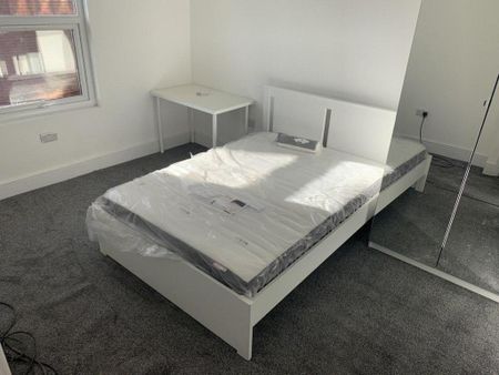 3 bedroom flat to rent - Photo 4