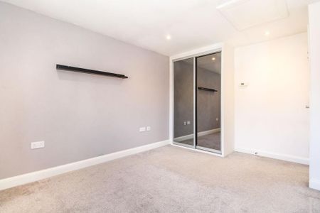2 bedroom coach house to rent - Photo 2