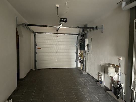 Drie slaapkamer EENGEZINSWONING met garage & tuin - Photo 1