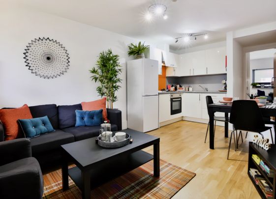 Classic 3 Bed Apartment - Photo 1