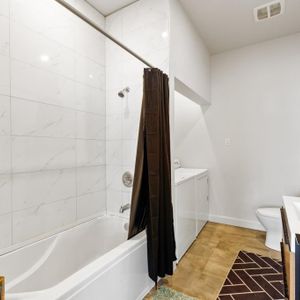 duplex entièrement rénové offre confort, modernité et emplacement stratégique. 🏢 4 ½ (2e étage) - Photo 3