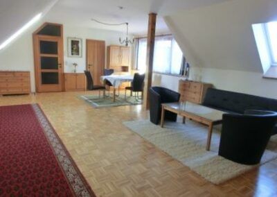 Möblierte 2 Zimmer Dachgeschoss Wohnung in Hauptplatznähe - Photo 1