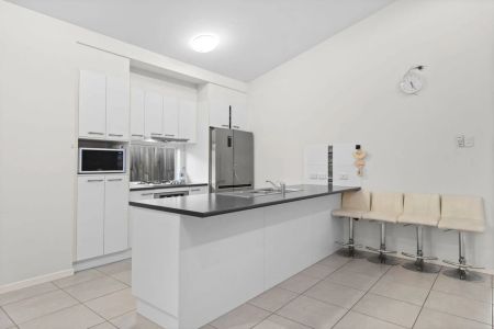 Spacious Contemporary Home - Photo 5