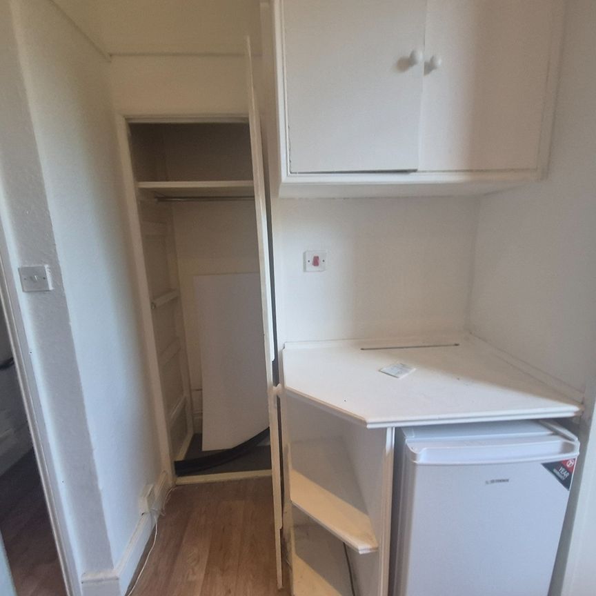 Studio Flat, Walm Lane, NW2 - Photo 1