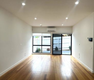 'Stylish and Spacious Townhouse in Oak Park' - For Lease - Photo 1