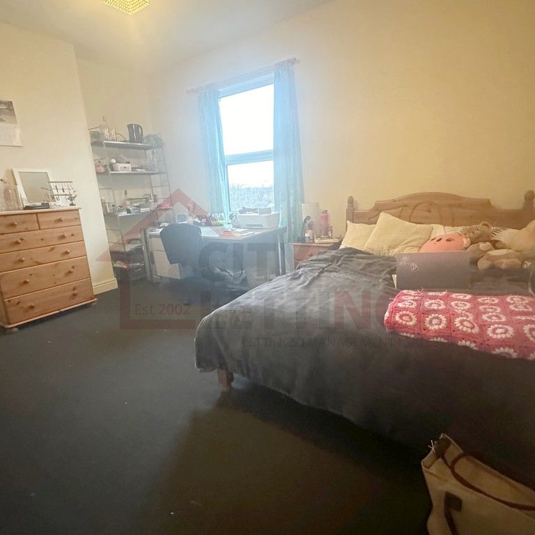 1 Bedroom Mid Terraced House - Photo 1