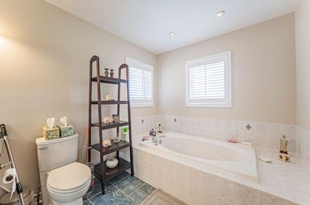 For Lease - 5420 Valleyhigh Drive, Burlington, Ontario - Photo 2