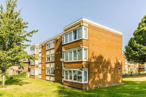 Woodford Green, Chigwell, IG8 - Photo 1