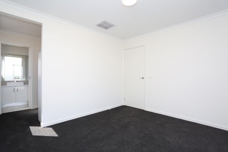 10 Thaine Way, Doreen VIC 3754 - Photo 2