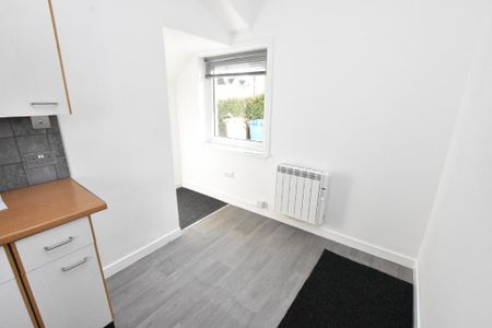 2 bedroom semi-detached house to rent - Photo 4