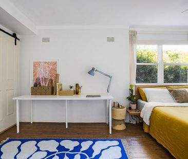 Generous one-bedder in a convenient location - Photo 3