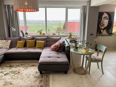 Bright Two-Bedroom Flat with Views - Photo 2