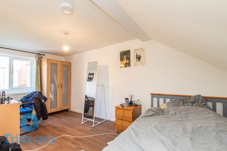 References Pending - 6 bed Semi-Detached House - Photo 4