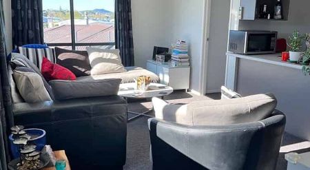 Sunny & Warm 3 bedroom 2 bathroom Townhouse - Photo 2