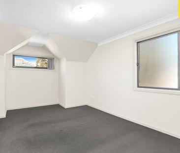 WELL MAINTAINED THREE BEDROOM TOWNHOUSE! - Photo 1