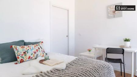 Room in a shared 7-bedroom apartment for rent in Sol, perfect for professionals and students - Foto 4