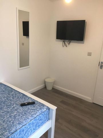 5 bedroom semi-detached house to rent - Photo 2