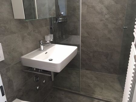 Center-near single apartment with seating - Photo 5