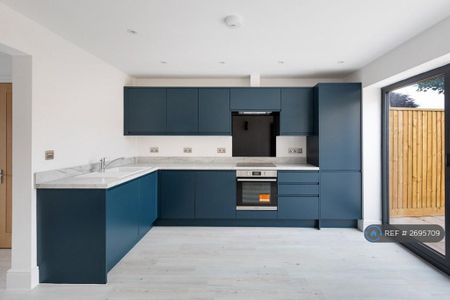 2 bedroom semi-detached house to rent - Photo 4