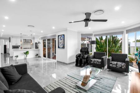 SPACIOUS LIVING WITH SWIMMING POOL - Photo 3