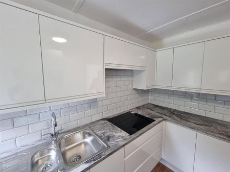 4 bedroom terraced house to rent - Photo 3