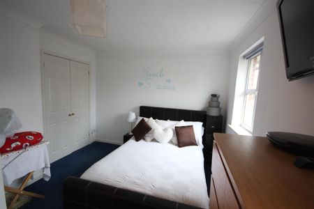 2 bedroom End Terraced to let - Photo 3