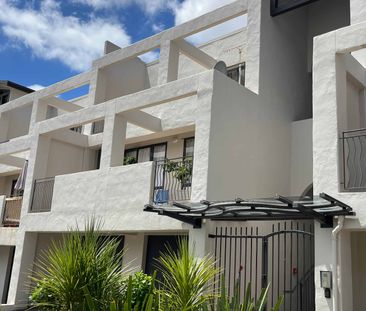 Top Floor Two Bedroom Apartment - Photo 4