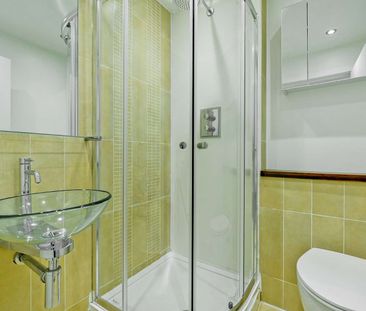 A spacious first floor apartment located within a gated development - Photo 6