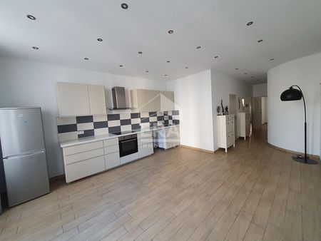 Appartement 3 pièces 57m2 MARSEILLE 2EME 930 euros - Photo 2