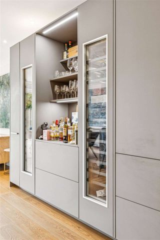 A spectacular five bedroom townhouse with garage in the heart of Barnes village - Photo 5