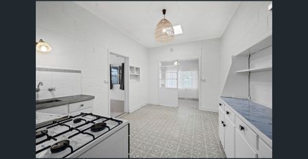 Retro Home with a 15 minute walk to the Beach! - Photo 3