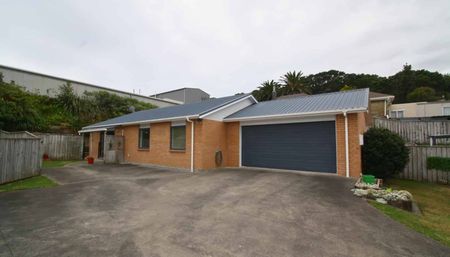 Immaculate 3 Bedroom Townhouse - Photo 5