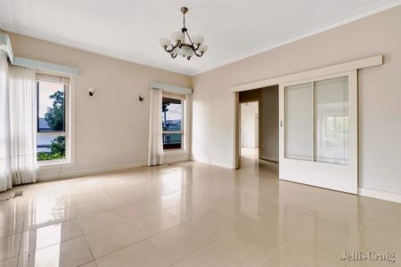 5 Bed, 3 Bath - Photo 2