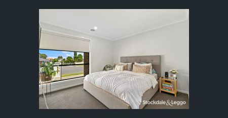 Near New 4 Bedroom Home in Astoria Park - Photo 2